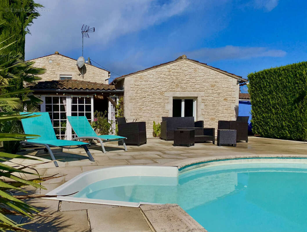Maison 220 m² à Saint-Agnant  - photo 3