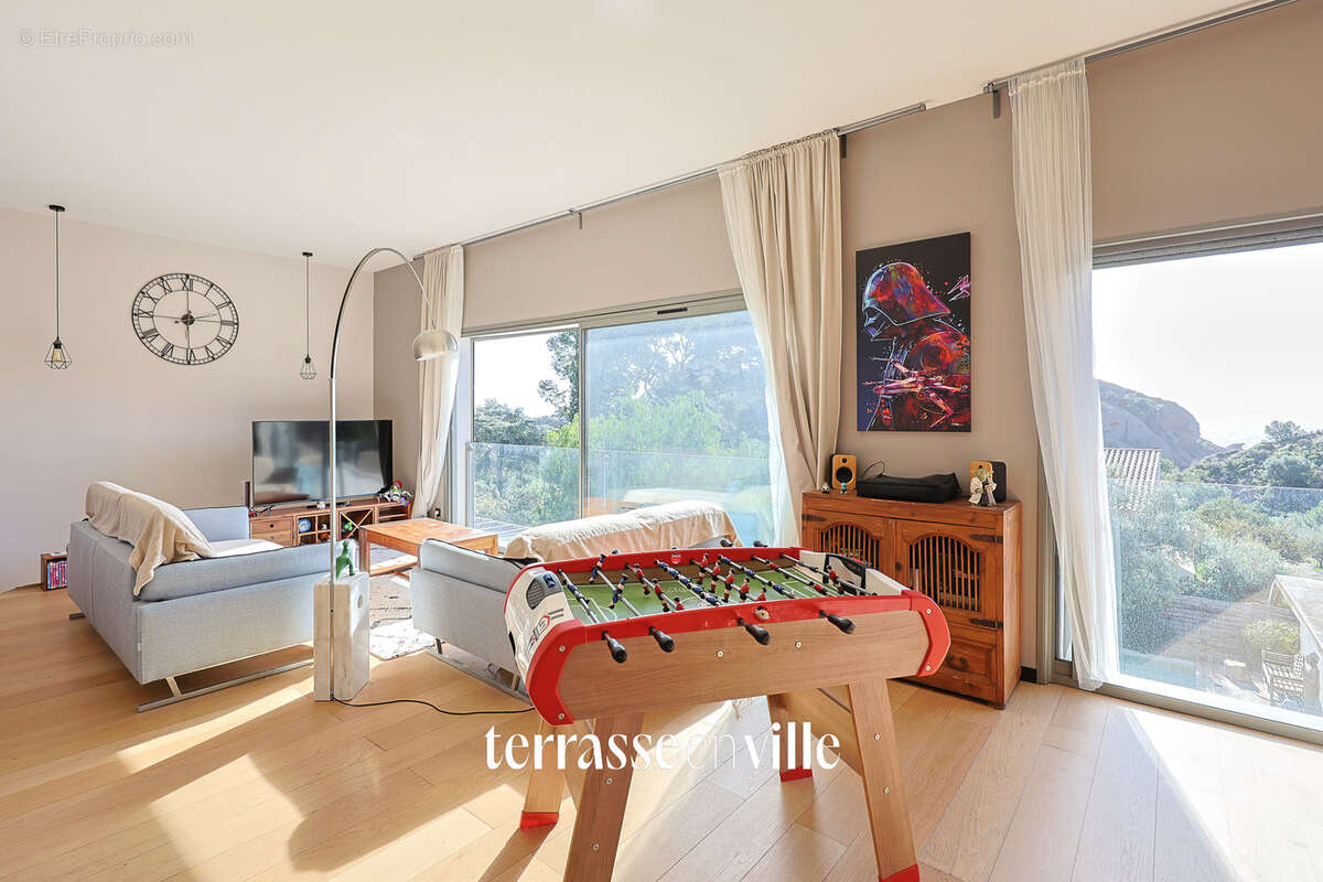 La ciotat - figuerolles - maison familiale - t6 - 204 m2 + t2 40 m2 - piscine - parcelle 1041m2 - vue mer - 1 - photo 25