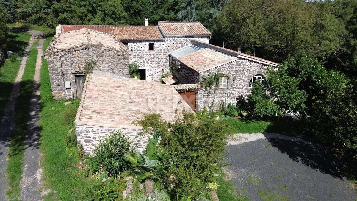 Maison à SAINT-GINEIS-EN-COIRON