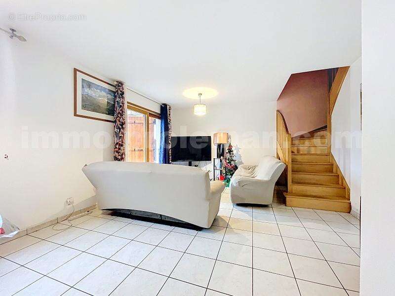 Maison_jumelée_Cranves_sales_proche_frontière_douane_Suisse_Genève_commodité_emplacement_privilégié_Salon_Séjour_cuisine_séparée_ - Maison à SAINT-CERGUES