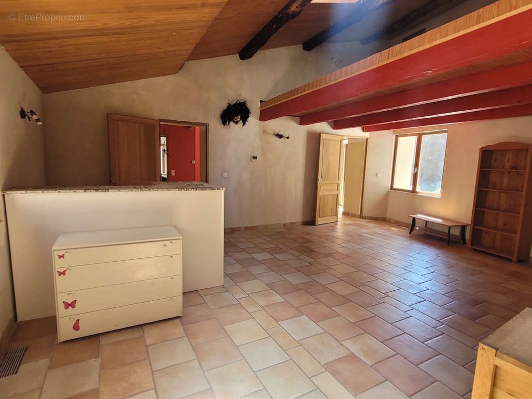 Maison en pierres de 177 m² habitables avec cour et terrasse. - photo 10
