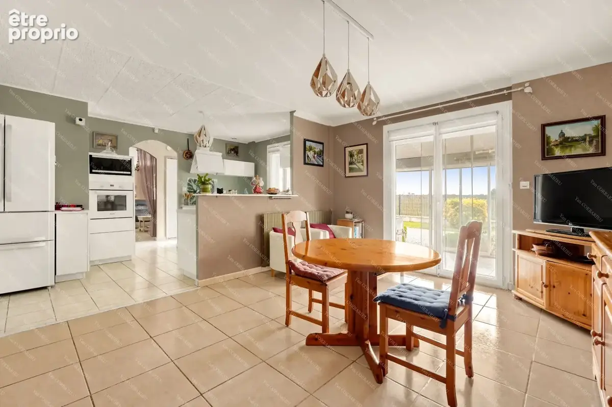 Maison familiale de plain-pied avec véranda, garage et piscine - photo 4
