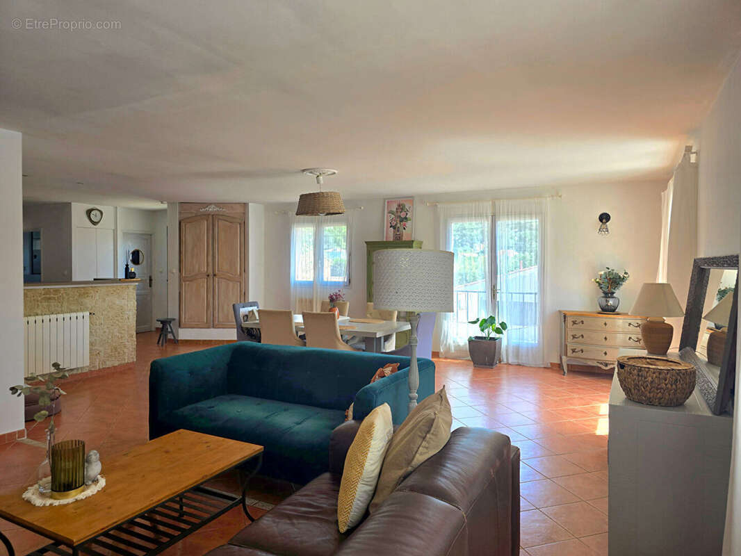 LA BOUILLADISSE - Villa T5/6 de 145m² s/ 1297m² de jardin - photo 4