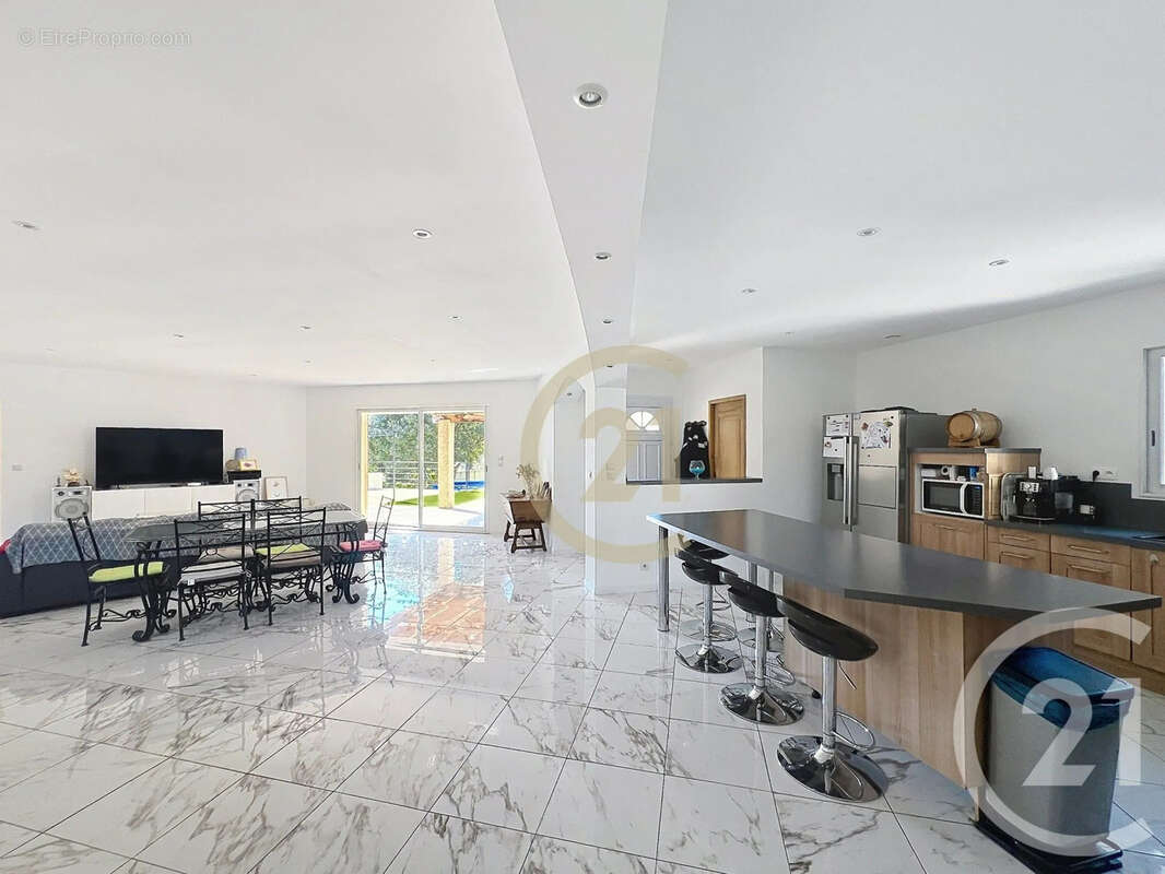 Maison à MEJANNES-LE-CLAP