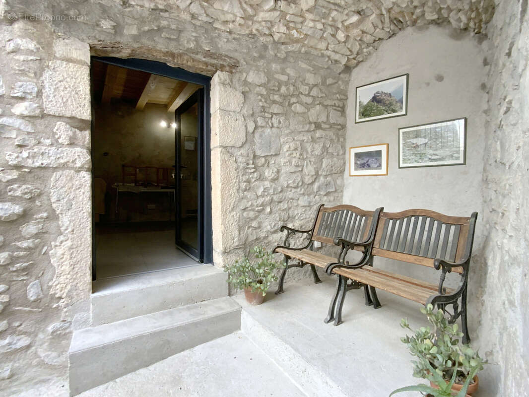 Maison de village en pierre avec cour et garage. - photo 3