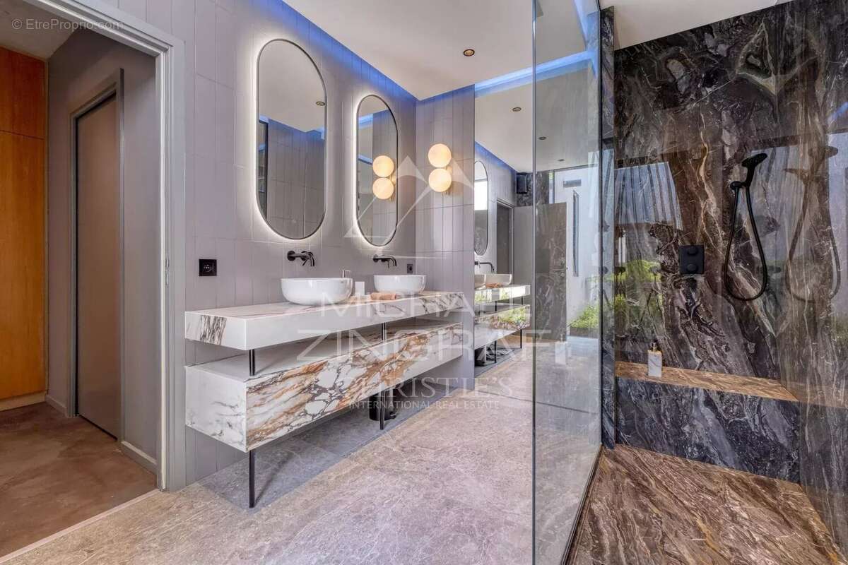 Valbonne - Villa contemporaine au cœur d'un écrin de verdure - photo 8