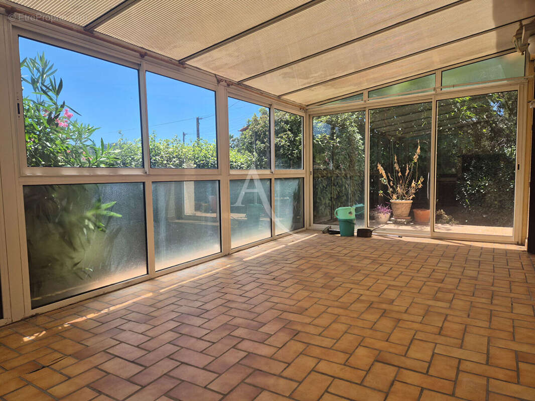 Maison plain-pied  avec 1000 m² de terrain POUSSAN - photo 3