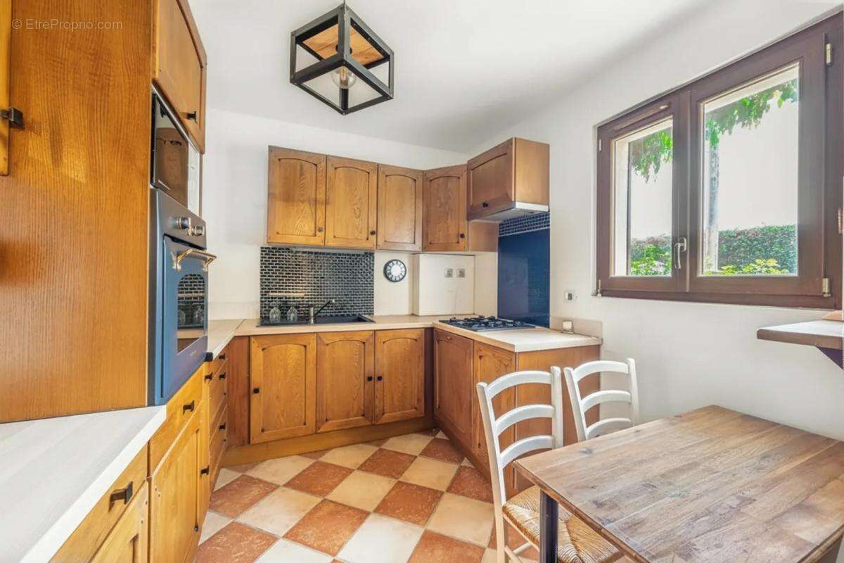 Maison de 5 pièces de 80 m² à Sainte-Geneviève-des-Bois - photo 2