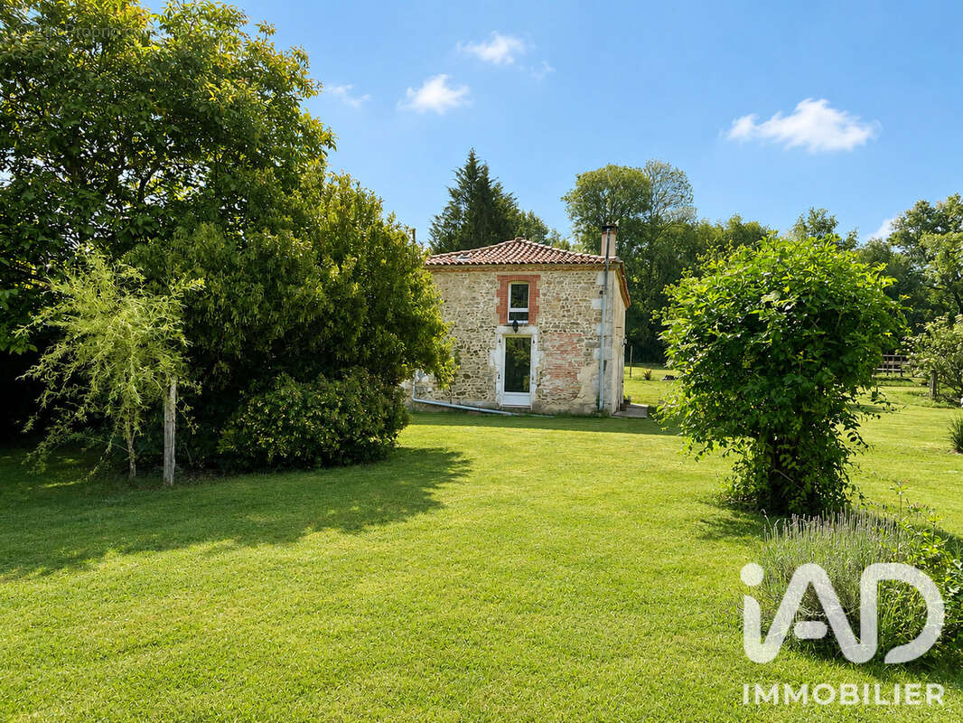 Maison 110 m² à Ambernac  - photo 3