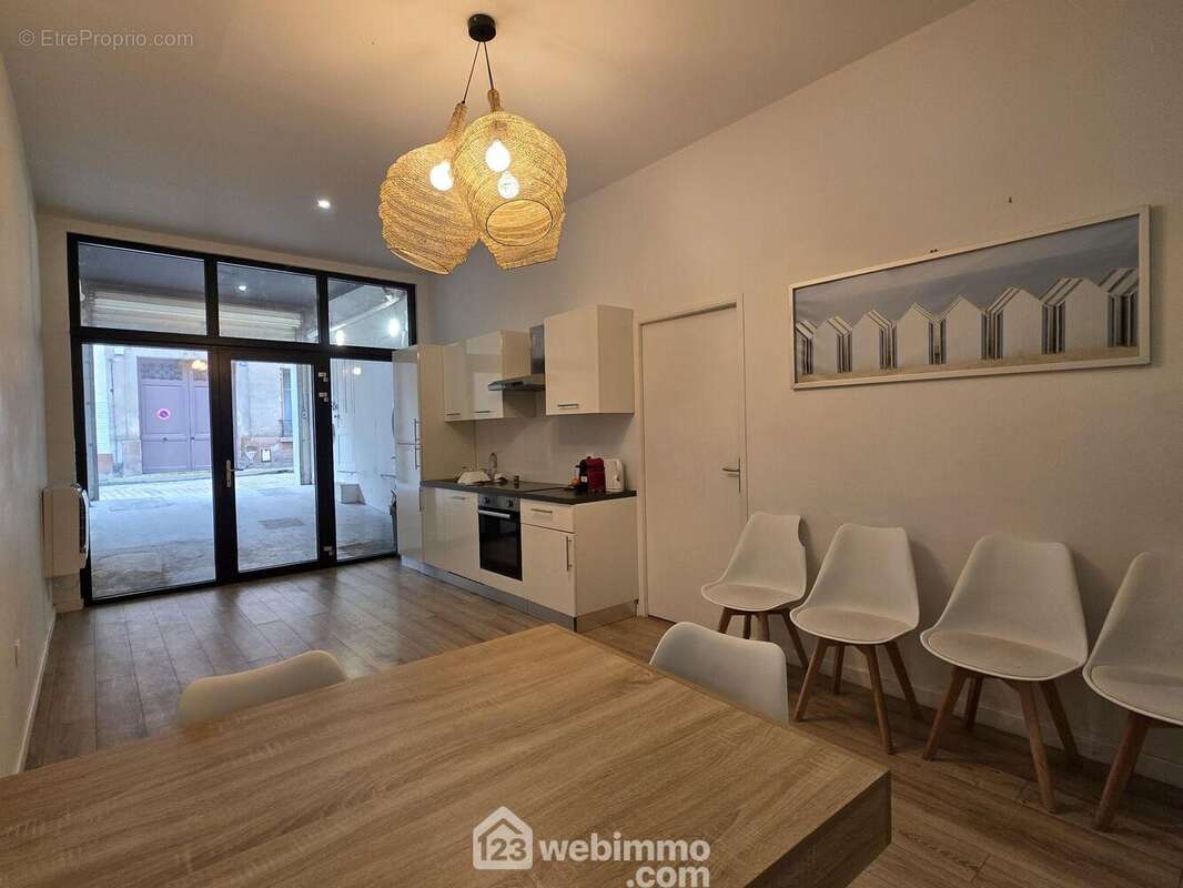Dès l?entrée, vous accédez directement à la cuisine, un espace moderne et parfaitement agencé qui donne le ton de ce loft contemporain. - Appartement à REIMS