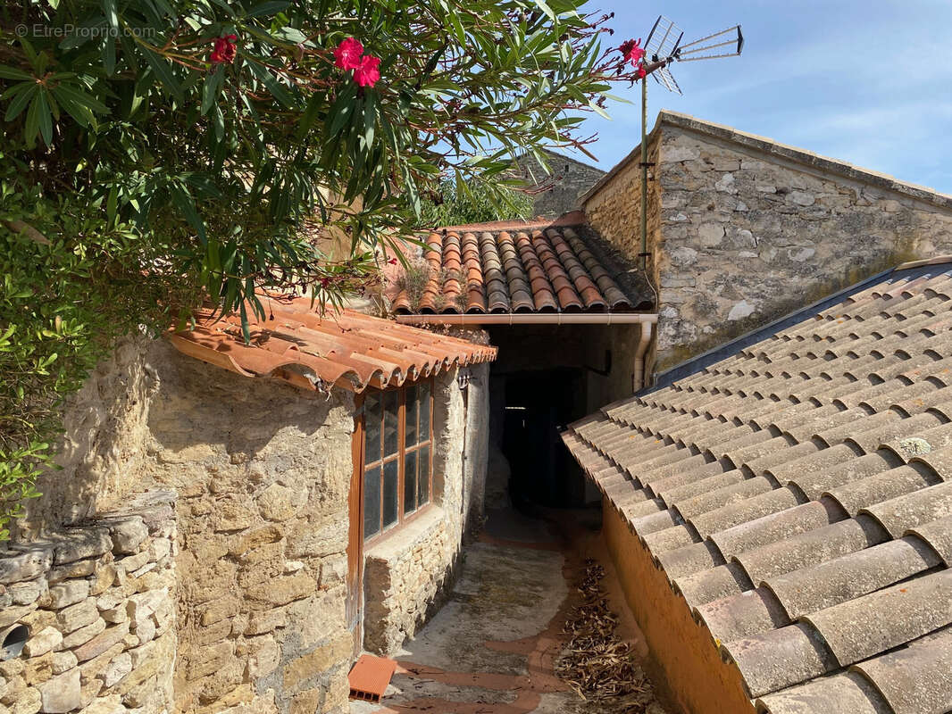 Maison à LA ROQUE-SUR-PERNES