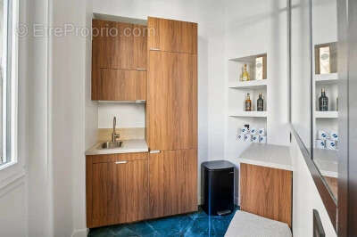 Commerce à PARIS-8E