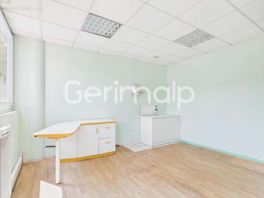 Vente - Appartement - 3 pièces + cuisine - 55 m² - 162 000 € - - photo 4