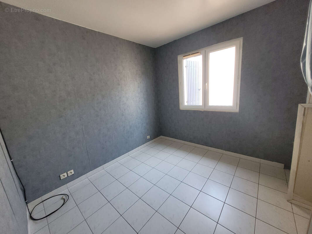  FLEURY Villa de type V d'une SH 152 m2 sur 3 faces sur un terrain de 619 m2 avec piscine. - photo 11