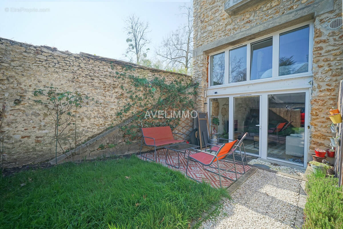 Appartement à LA QUEUE-LES-YVELINES