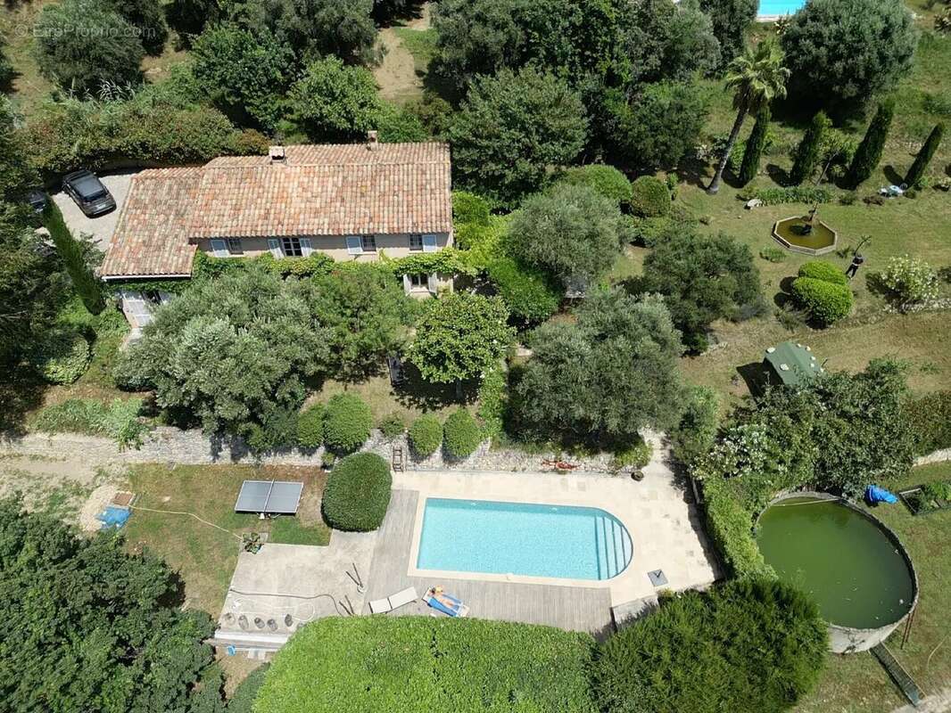 Maison à CHATEAUNEUF-GRASSE