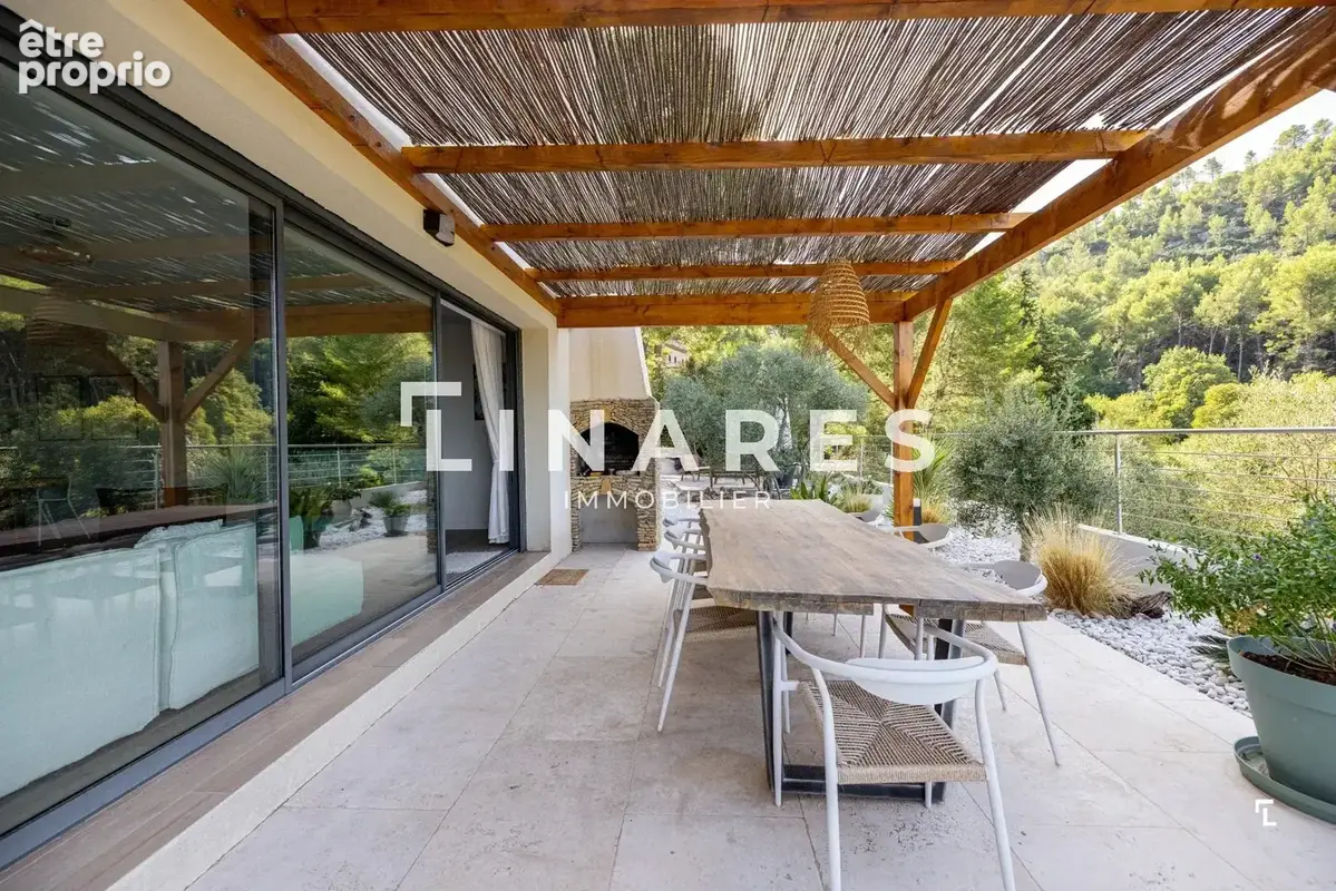 LA SUBLIME - Villa T6 de 232m² dont une dépendance aménagée de 50m² - Piscine - Terrain de 6700m² - 13400 AUBAGNE - photo 6