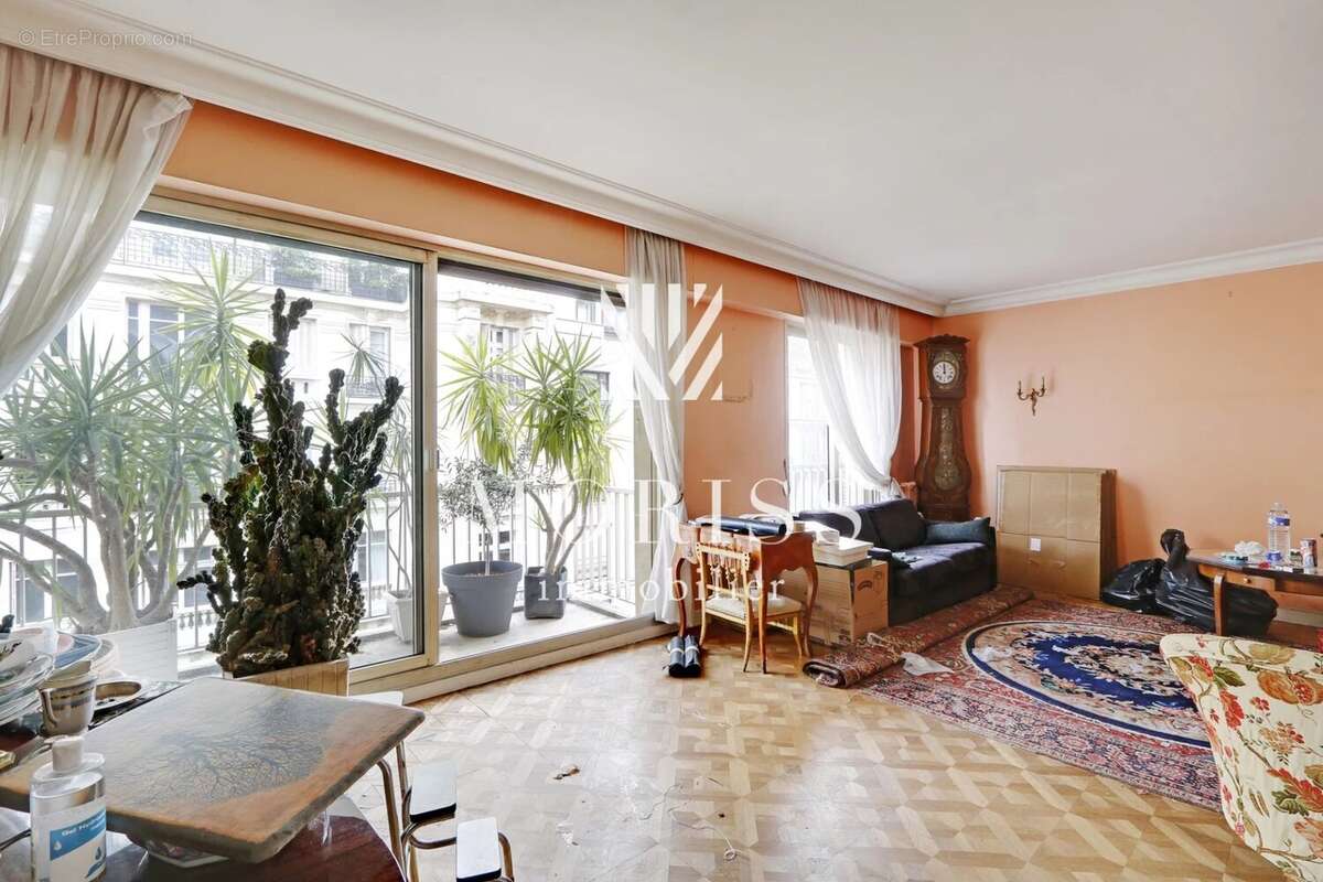 Appartement à PARIS-16E
