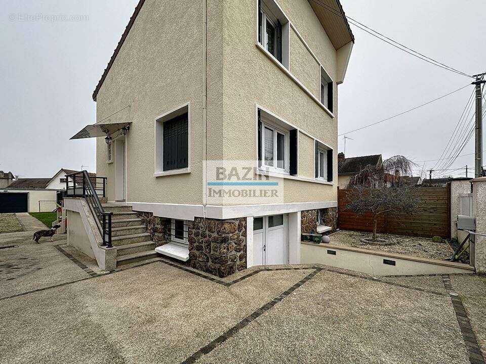 Maison à SAINTE-GENEVIEVE-DES-BOIS