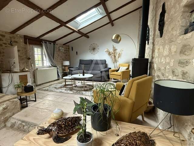 Maison à MAGNAC-SUR-TOUVRE