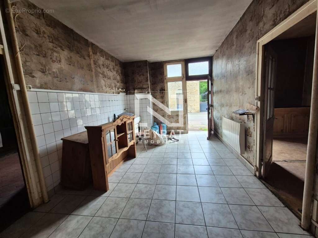 Maison à SAINT-SERNIN-DU-PLAIN