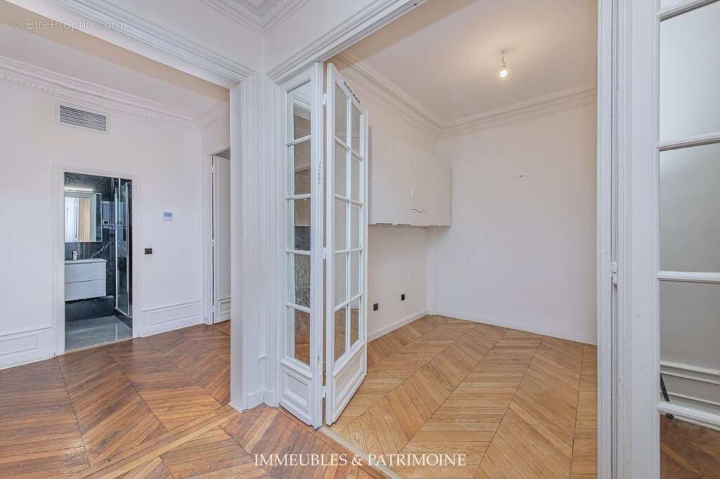 Appartement à PARIS-16E