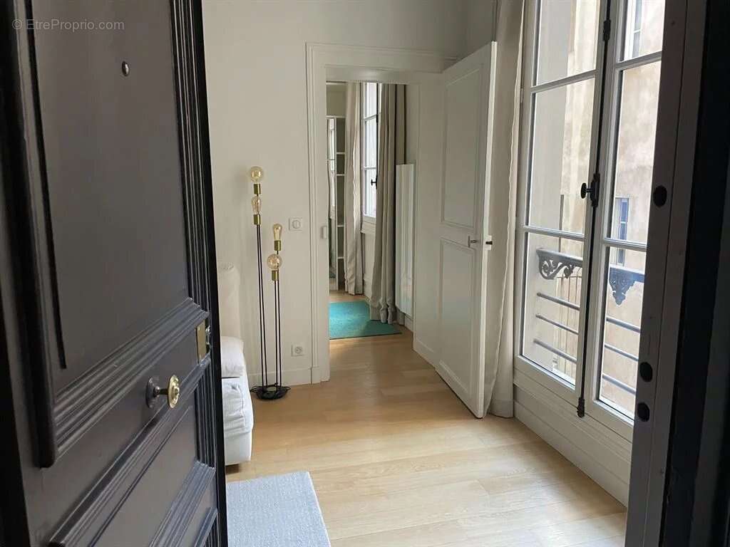 Appartement à PARIS-1E