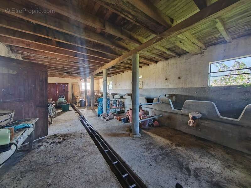 Située à MIRAMONT LATOUR, maison à rénover avec vue panoramique - photo 4