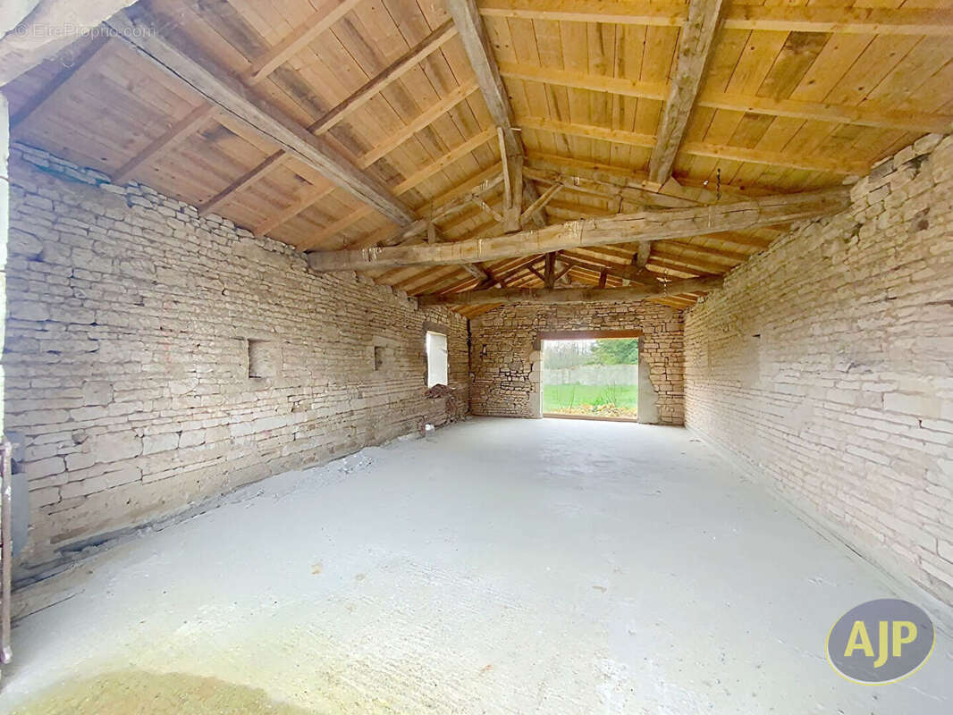 Maison à LES MAGNILS-REIGNIERS