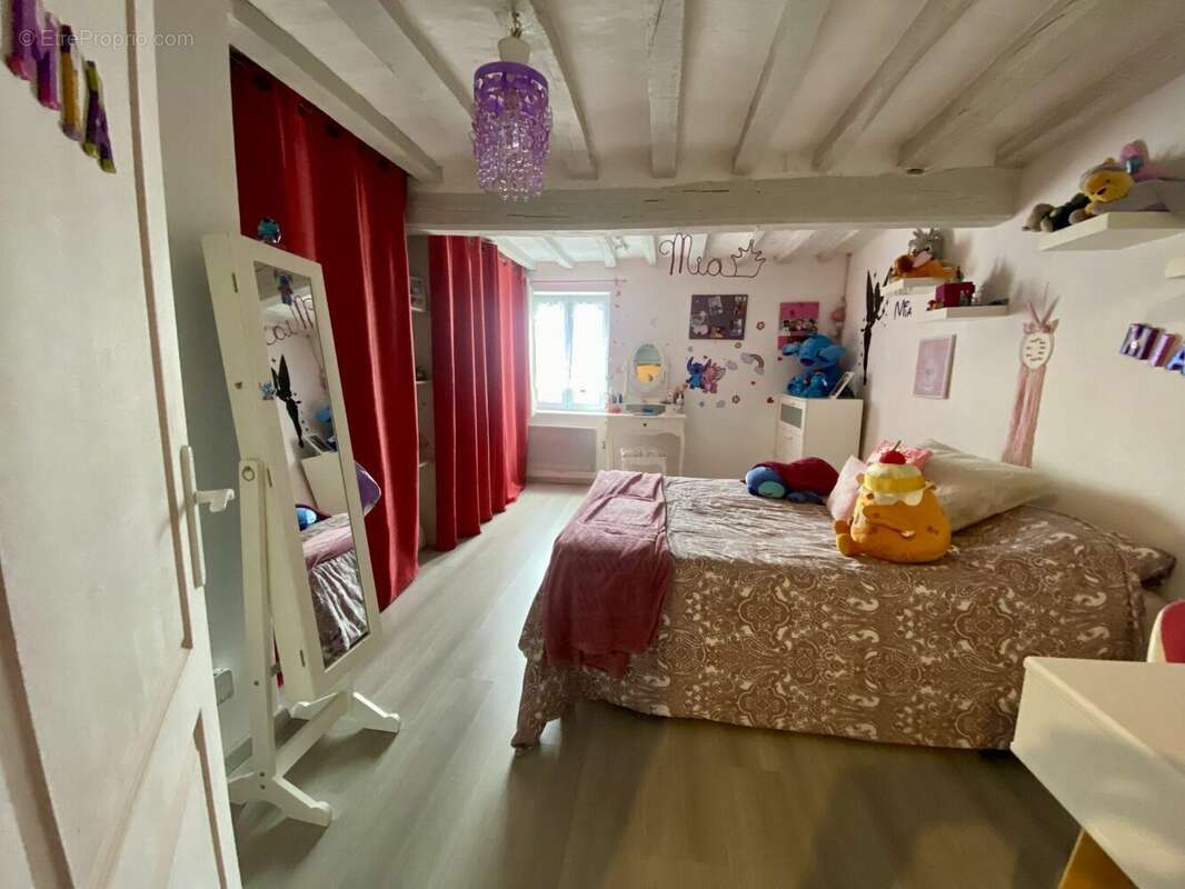 chambre avec dressing - Maison à REBAIS