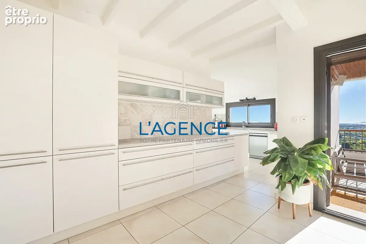 Villa contemporaine de 221 m2 avec vue mer, au calme, sur un terrain arboré de 1830M2 - photo 9