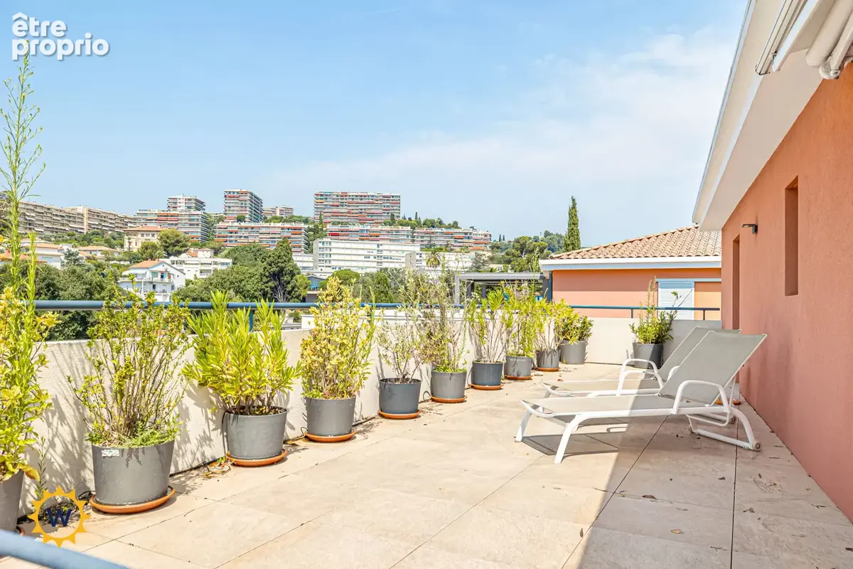 Nice Ouest – Appartement-villa d’exception avec terrasse de 55 m², vue mer et collines - photo 3