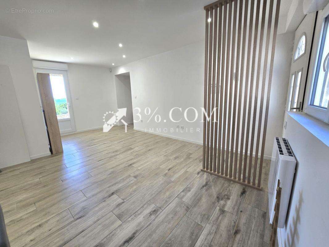 Maison en pierre rénovée de 85m2 avec petit jardin - photo 2