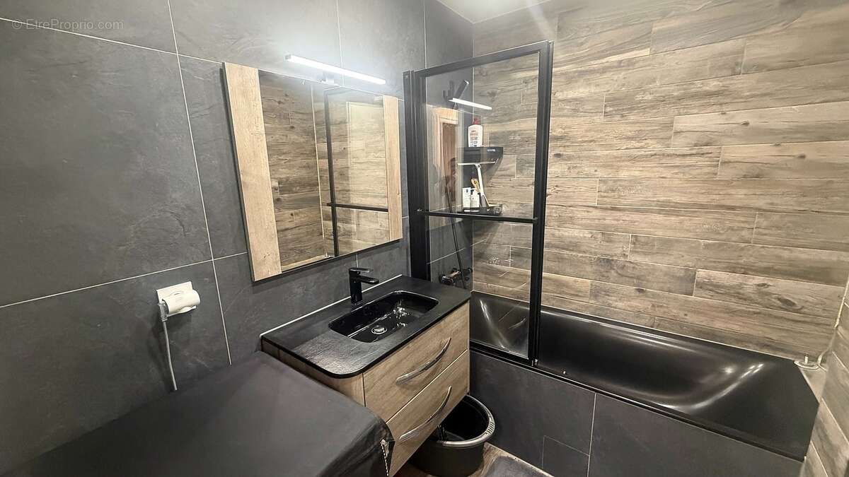 Salle de bains entretenue - Appartement à ANNEMASSE