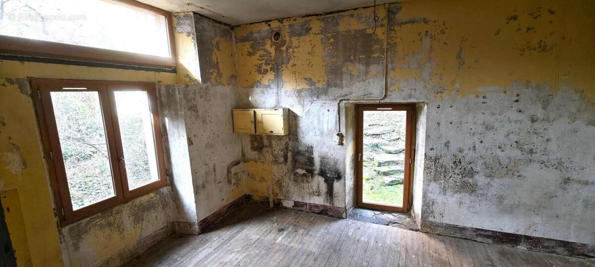 Maison à LIVINHAC-LE-HAUT