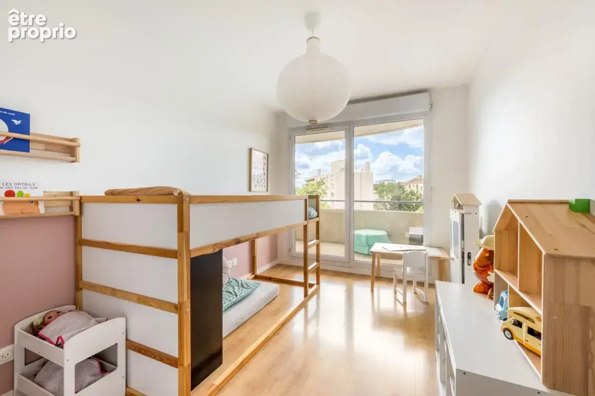 Villeurbanne Place Ronde - Grand T4 de 94m² avec double balcon et vue dégagée - photo 11