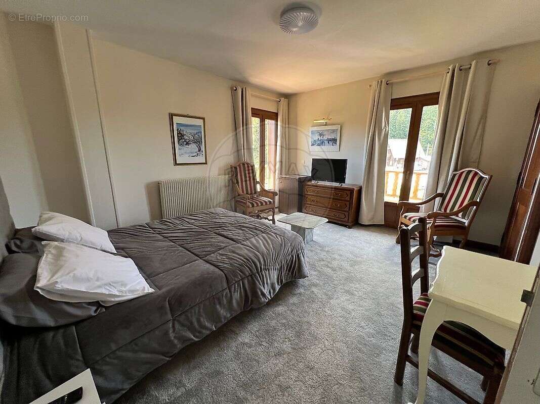 Commerce à L&#039;ESCARENE