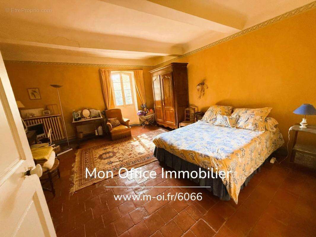 Référence : 6066-ANC - Bastide familiale avec dépendances et grand terrain à pied de La Tour d'Aigues - photo 12