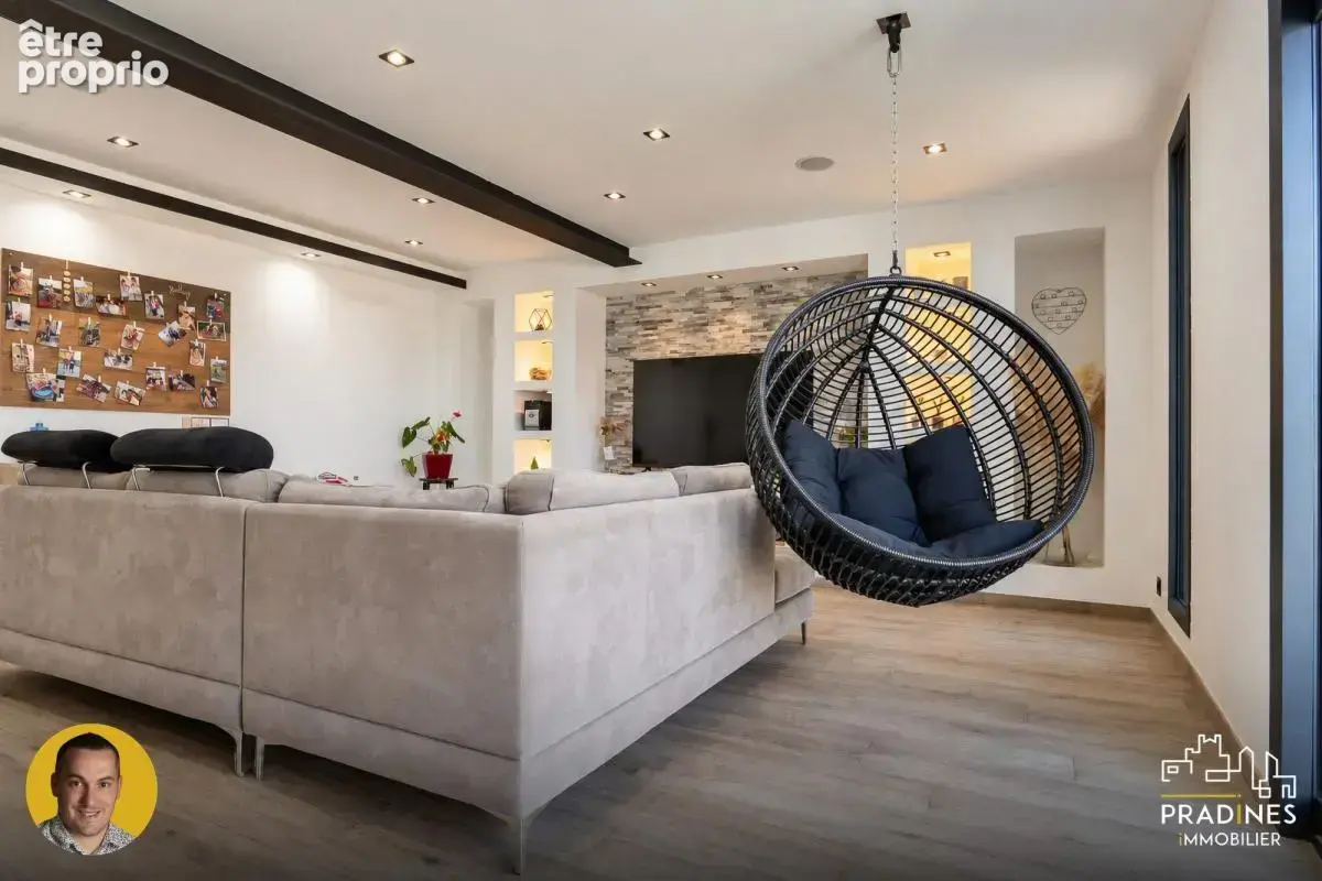 ? soucieu-en-jarrest : maison familiale rénovée de 221 m² - photo 3