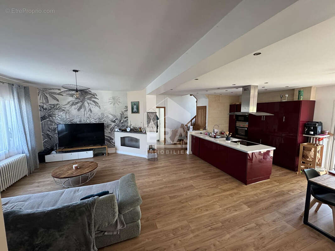 Maison à SAINT-MEDARD-DE-GUIZIERES