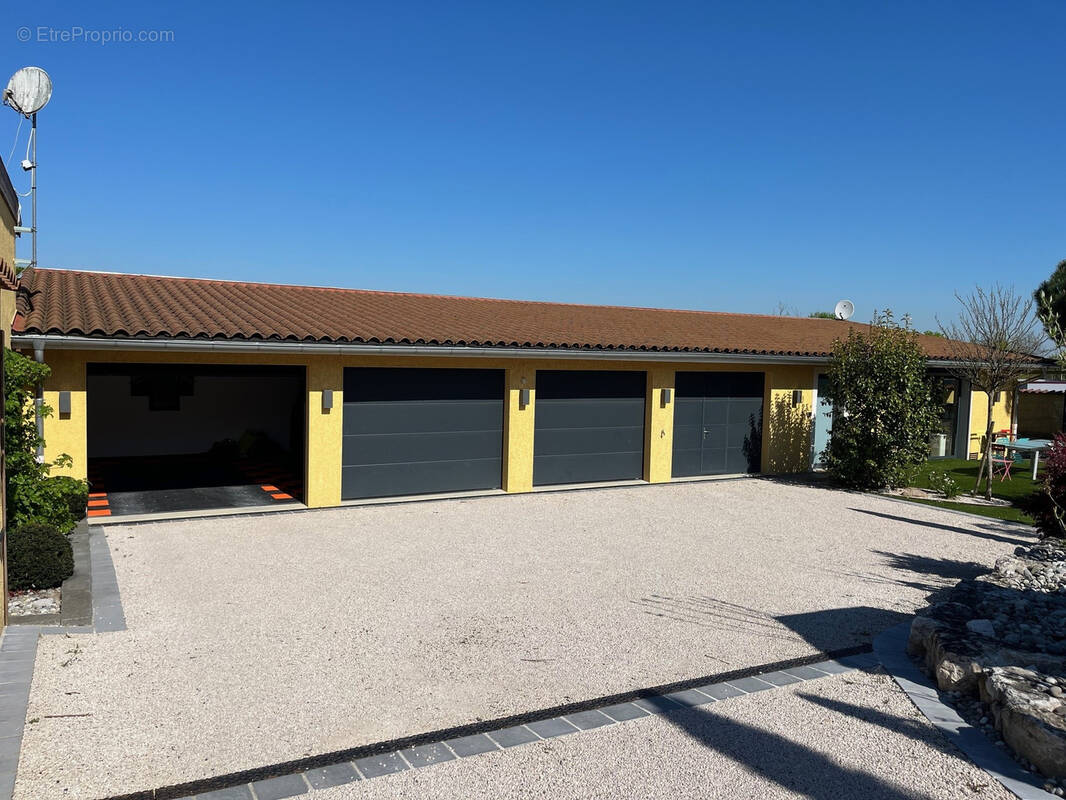 Parking à MONTMERLE-SUR-SAONE