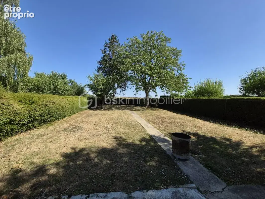 Maison familiale avec grand terrain, garage et dépendance - photo 4
