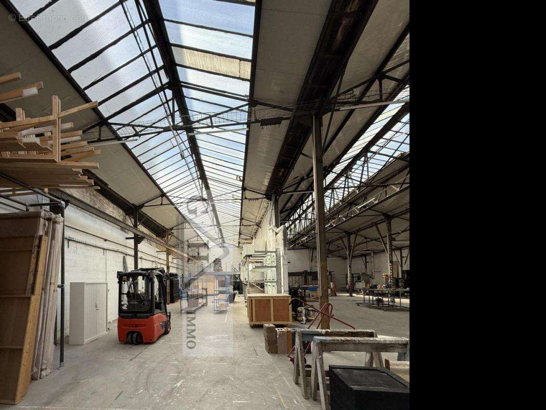 Local d'activités 800m2 a vendre SAINT DENIS - photo 6