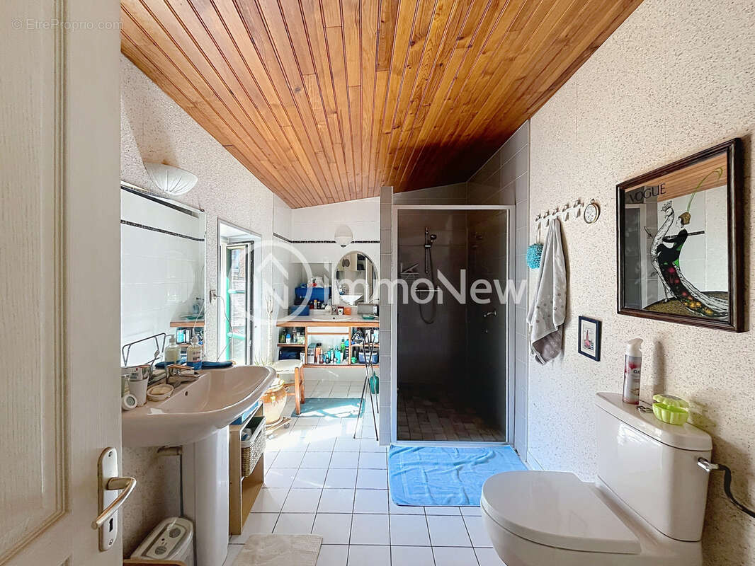 Une maison dans le bourg de SAINT JEAN LE THOMAS - photo 7