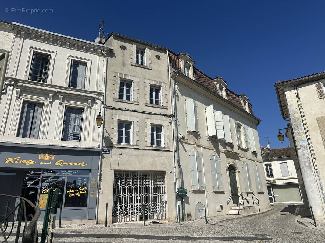 Appartement à BARBEZIEUX-SAINT-HILAIRE