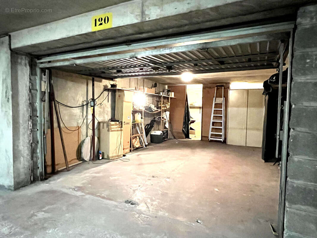 Parking à PARIS-18E