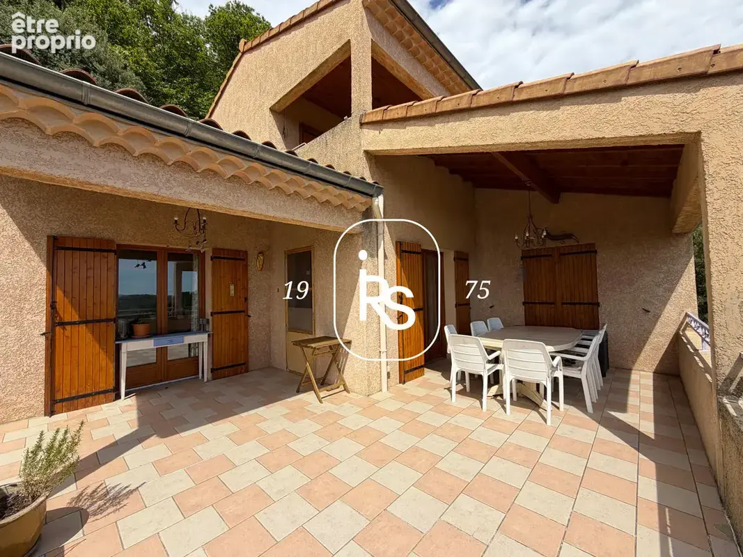Avec une vue époustouflante, villa de 123 m2 habitables, une piscine et 2,23 ha de terrain - photo 6