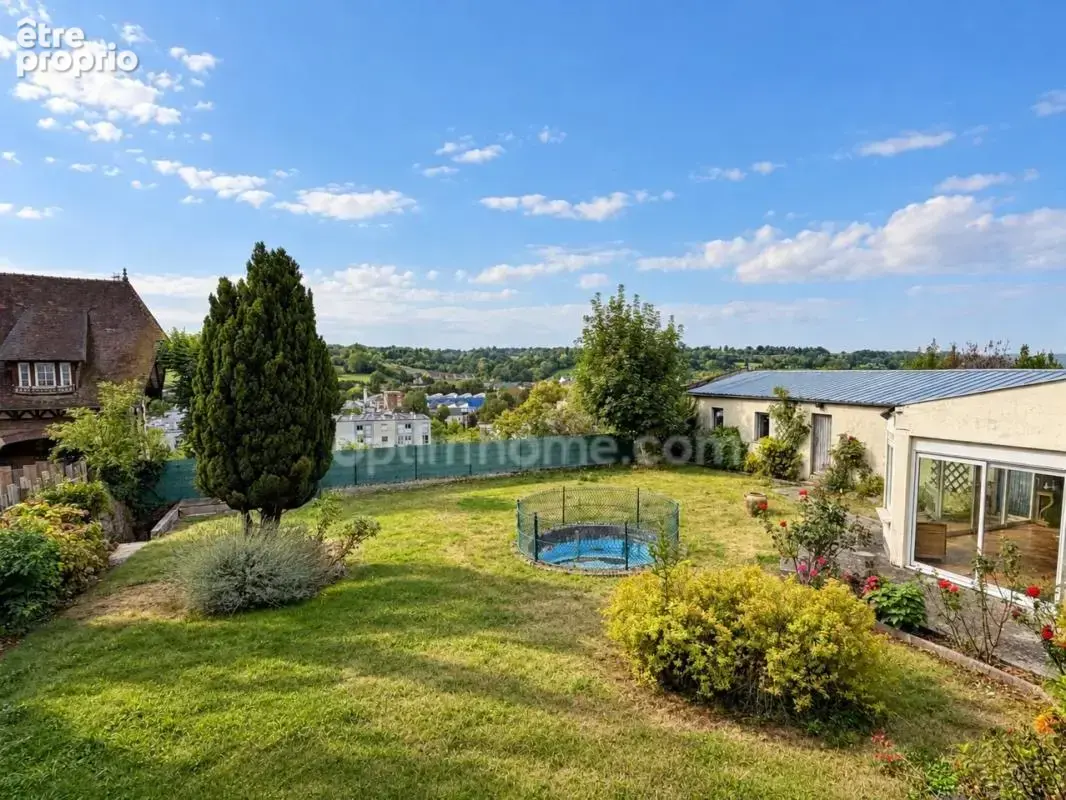 LISIEUX – Maison de caractère, 7 chambres, jardin et vue dégagée, proche centre ville - photo 3