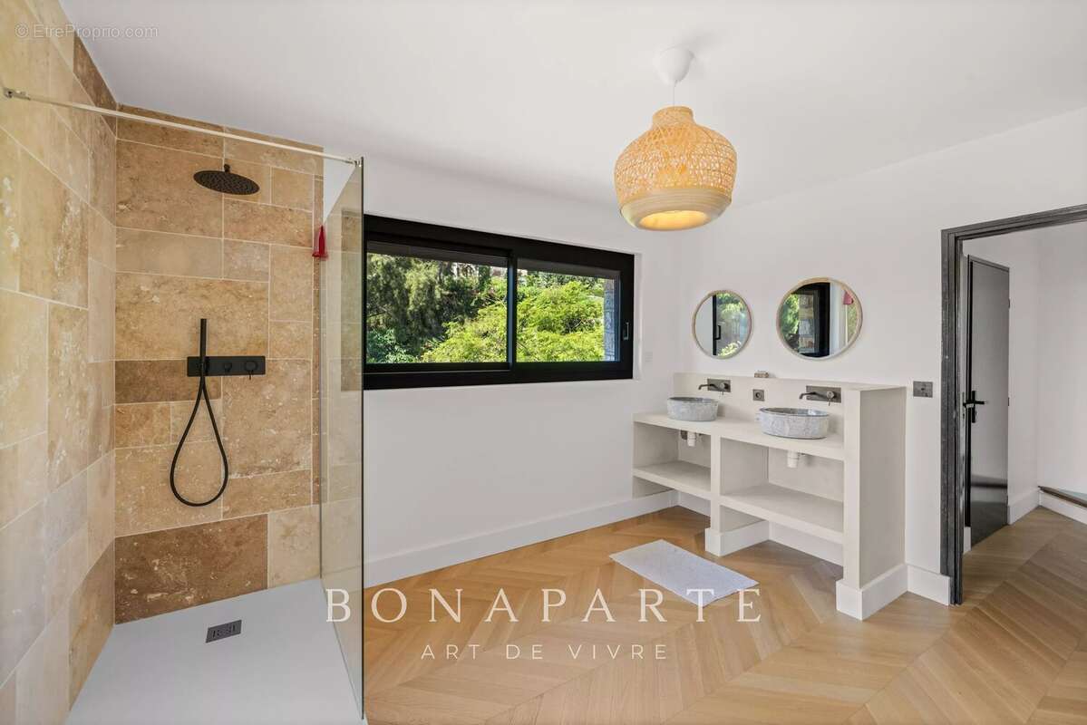 Aux portes de SUPER CANNES, élégante villa entiérement rénové - vue mer panoramique - position dominante - photo 21