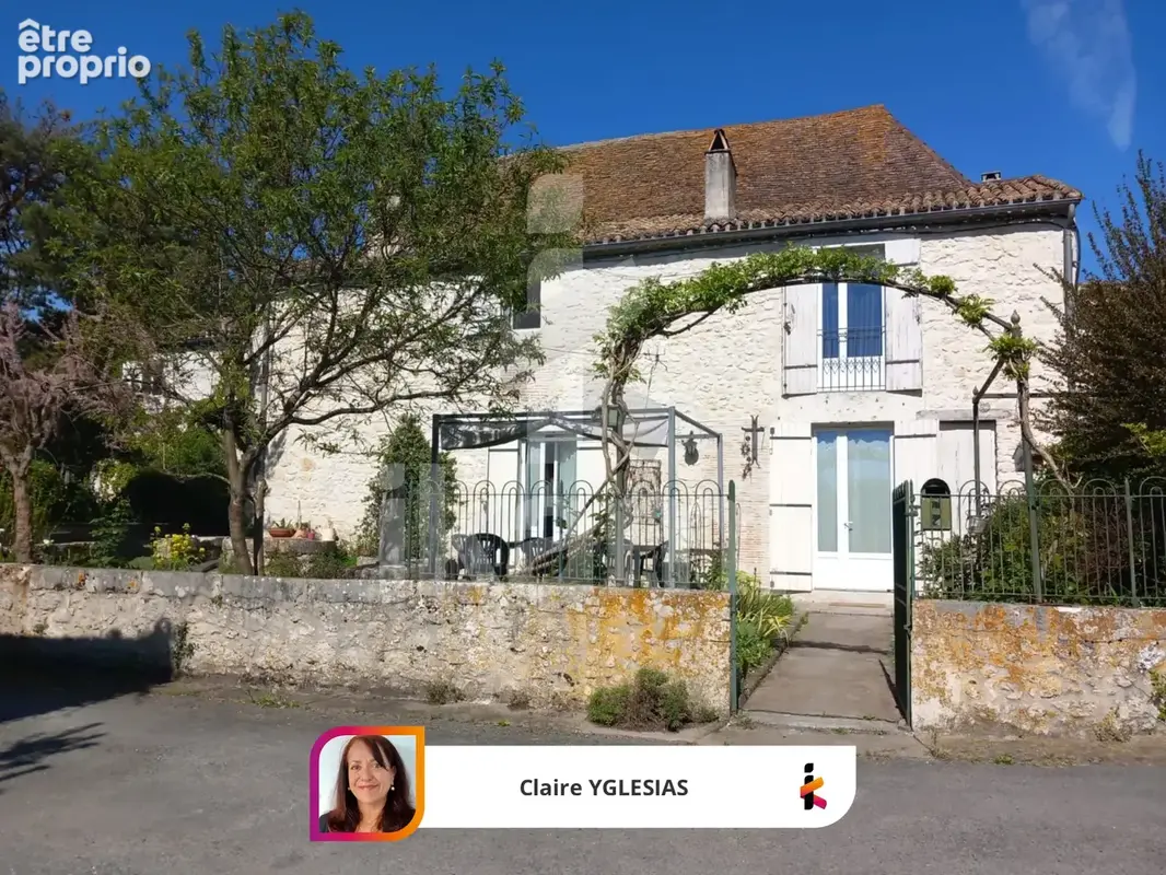 Au cœur d'un village typique, demeure de charme, avec dépendances - photo 2